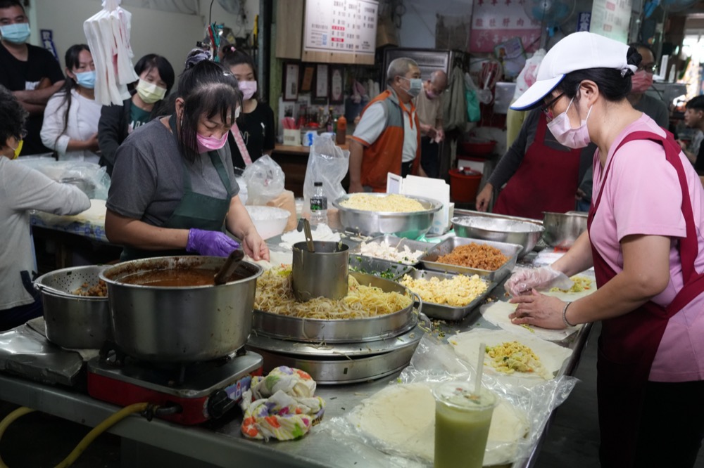 蕭家春捲｜嘉義在地人也愛的60年老店！海量麵條包入春捲太滿足