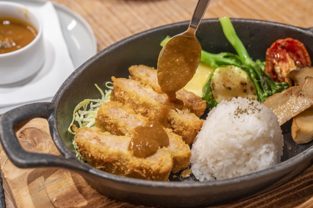 台北美食 肉 RÒU by T-HAM ｜蔬食控快朝聖！超juicy植物肉漢堡排飯　淋上日式咖哩醬更療癒