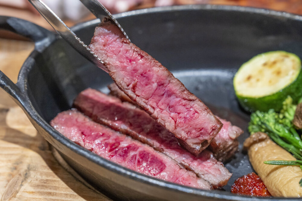 台北美食 肉 RÒU by T-HAM ｜蔬食控快朝聖！超juicy植物肉漢堡排飯　淋上日式咖哩醬更療癒