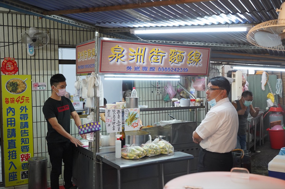 黃家香腸，捷運古亭站美食，30年人氣老店，排隊排不完的香腸，還要在旁邊買麵線與金桔檸檬