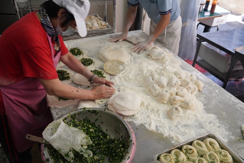 永和美食 早安蔥油餅｜永安市場超人氣「蔥油餅、蘿蔔絲餅」，香酥千層用料實在，早餐吃得超滿足！