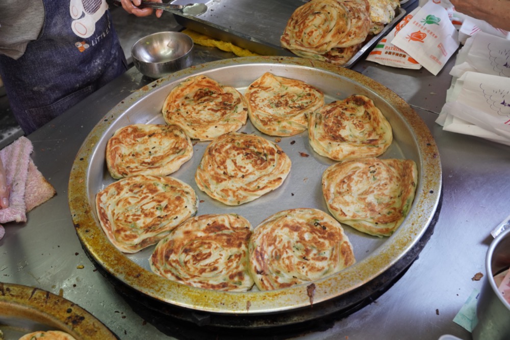 永和美食 早安蔥油餅｜永安市場超人氣「蔥油餅、蘿蔔絲餅」，香酥千層用料實在，早餐吃得超滿足！