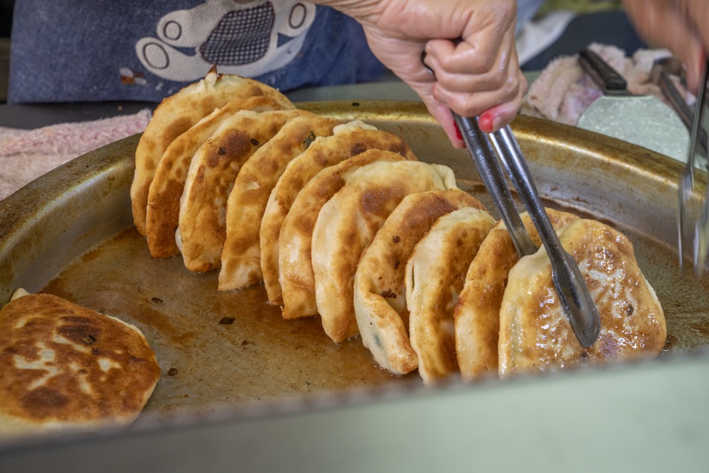 永和美食 早安蔥油餅｜永安市場超人氣「蔥油餅、蘿蔔絲餅」，香酥千層用料實在，早餐吃得超滿足！