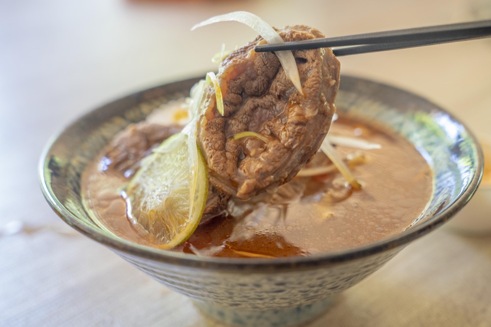 平溪美食 老玩童礦坑咖啡│極嫩牛肉麵、棒狀蔥油餅，一周僅賣三天還不能預約！