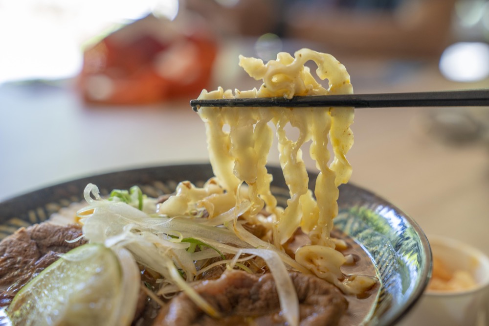 平溪美食 老玩童礦坑咖啡│極嫩牛肉麵、棒狀蔥油餅，一周僅賣三天還不能預約！