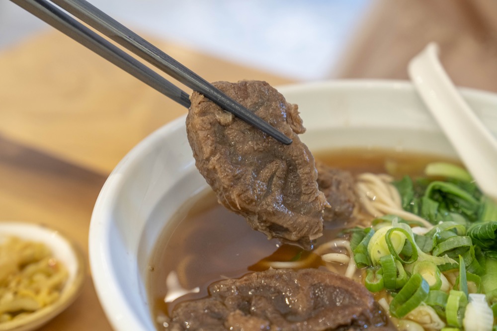 台中美食｜文青鍋貼店！超人氣冰花鍋貼一口咬下大爆汁太療癒