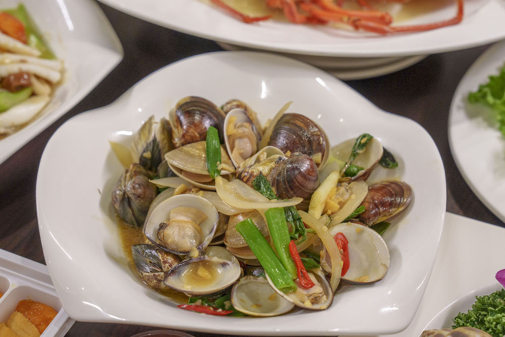 桃園美食 星星水產｜豪華又新鮮的活體水產超市 代客料理「龍蝦、生蠔、海膽」想吃什麼自己挑！