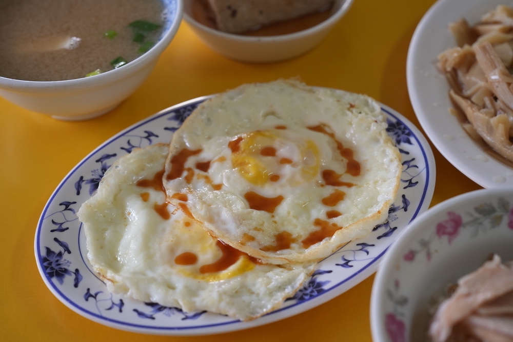 嘉義美食 夯仔內火雞肉飯｜「原民國路火雞肉飯」換名依舊飄香　古早味「超嫩雞片飯」 在地人都吃這款！