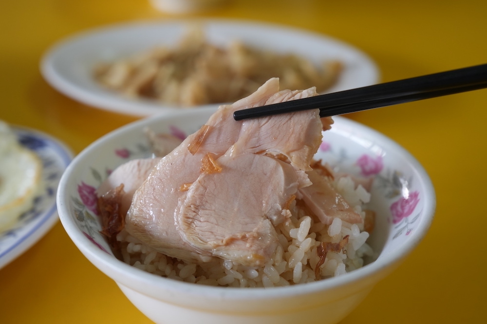 嘉義美食 夯仔內火雞肉飯｜「原民國路火雞肉飯」換名依舊飄香　古早味「超嫩雞片飯」 在地人都吃這款！