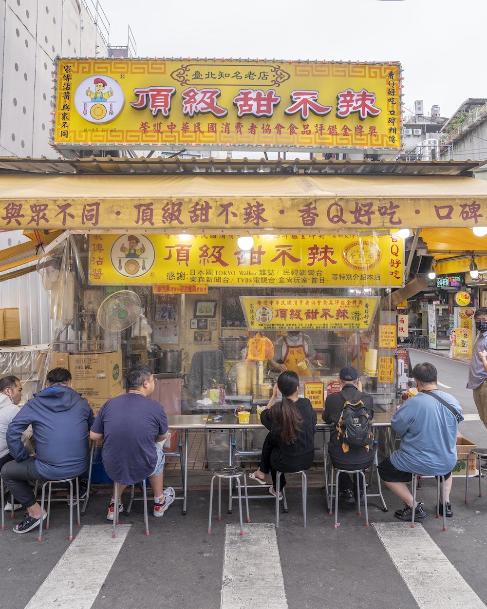 台北龍山寺美食 頂級甜不辣｜萬華廣州街艋舺夜市 「人氣甜不辣老店」必吃排隊美食！