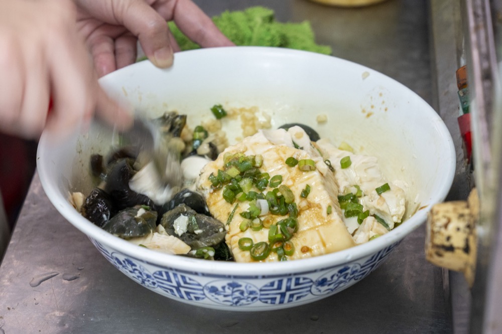 宜蘭隱藏版美食　在地人推薦！必點皮蛋豆腐與滷味