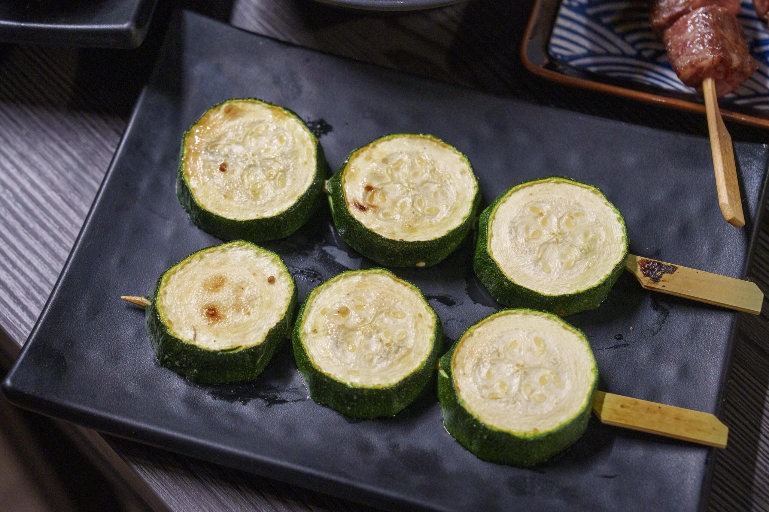 台中美食 初海食堂｜夜貓族先收藏！炭烤活海鮮必朝聖，鹹甜「水果牛肉串」超涮嘴