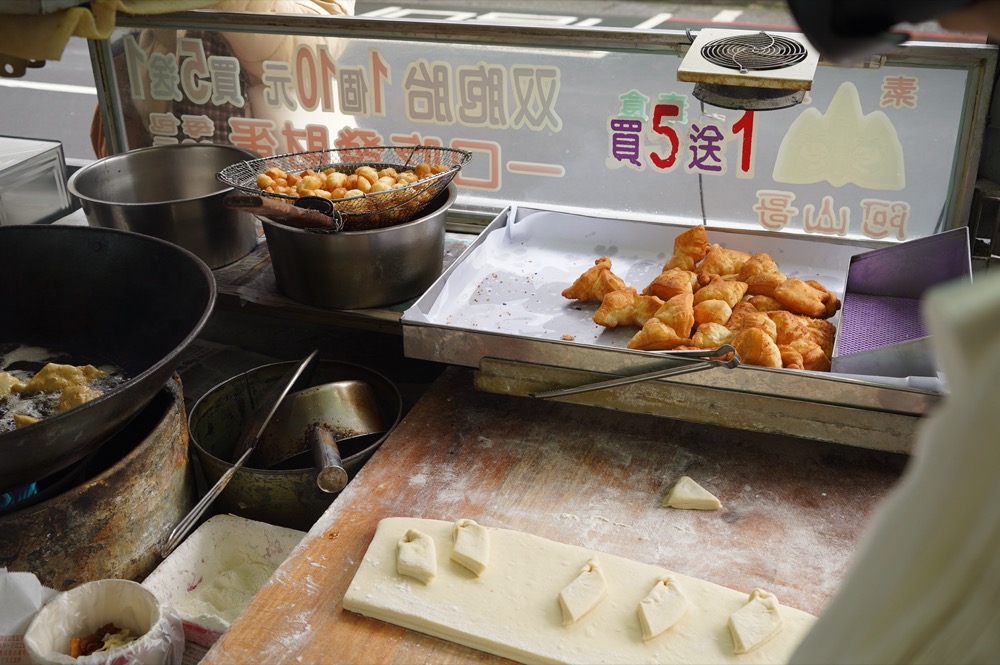 美食／基隆美食 阿山哥雙胞胎｜出爐就秒殺！獨創「一口吃發財蛋」圓胖外型超涮嘴！