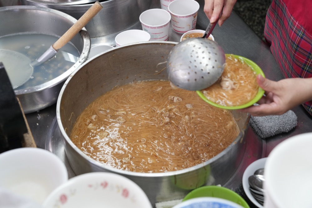 油庫口蚵仔麵線+炭烤香腸，板橋美食，新埔站美食，就是要吃麵線加香腸