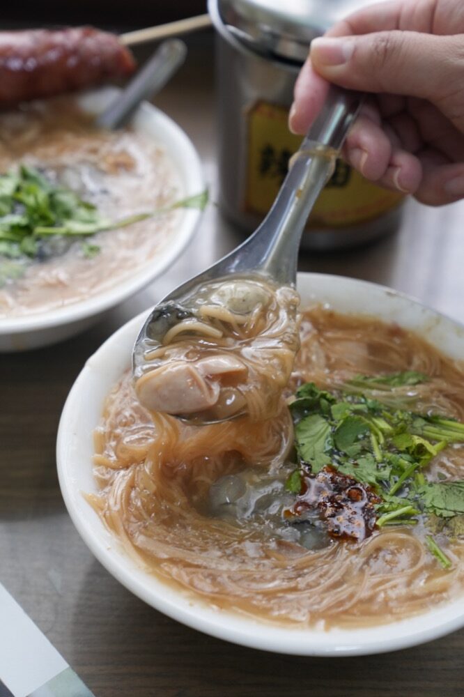 油庫口蚵仔麵線+炭烤香腸，板橋美食，新埔站美食，就是要吃麵線加香腸