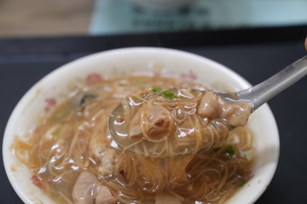 油庫口蚵仔麵線+炭烤香腸，板橋美食，新埔站美食，就是要吃麵線加香腸