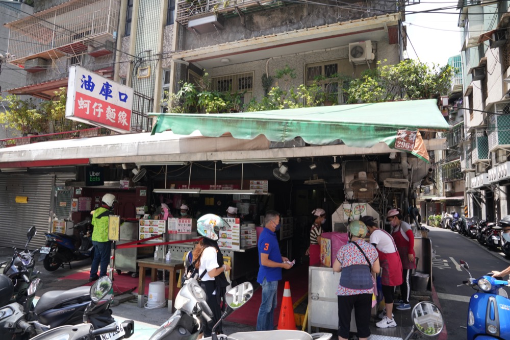 油庫口蚵仔麵線+炭烤香腸，板橋美食，新埔站美食，就是要吃麵線加香腸