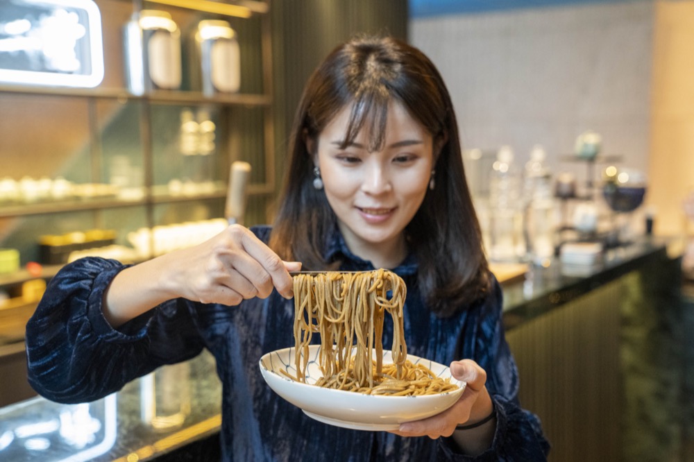 宅配美食｜烏龍茶變麵條！「經典蔥爆茶拌麵、辛辣椒麻茶拌麵」每口吃得到清爽茶香｜美食