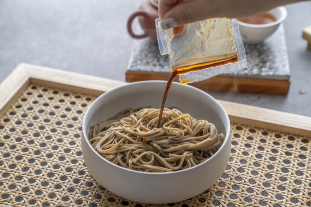 宅配美食｜烏龍茶變麵條！「經典蔥爆茶拌麵、辛辣椒麻茶拌麵」每口吃得到清爽茶香｜美食