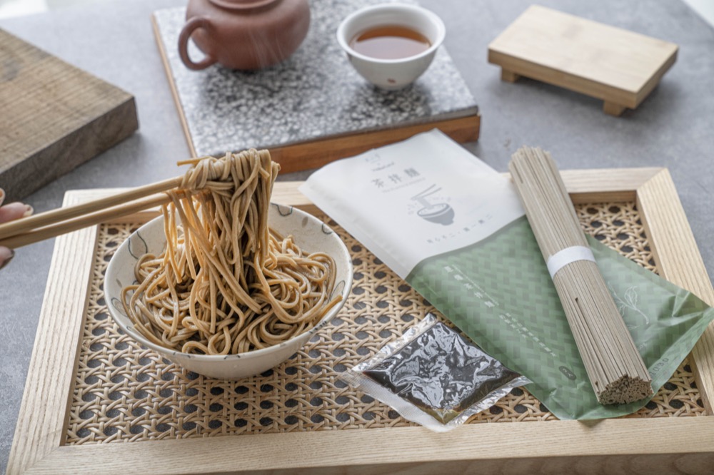 宅配美食｜烏龍茶變麵條！「經典蔥爆茶拌麵、辛辣椒麻茶拌麵」每口吃得到清爽茶香｜美食