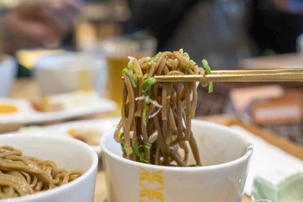 宅配美食｜烏龍茶變麵條！「經典蔥爆茶拌麵、辛辣椒麻茶拌麵」每口吃得到清爽茶香｜美食