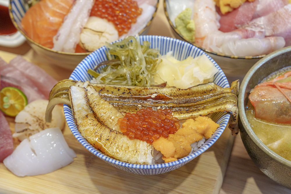 台北美食　旨丼生魚片丼飯｜中山站巷弄排隊美食「旨丼」　秒殺生魚片丼飯「CP值高到逆天」！