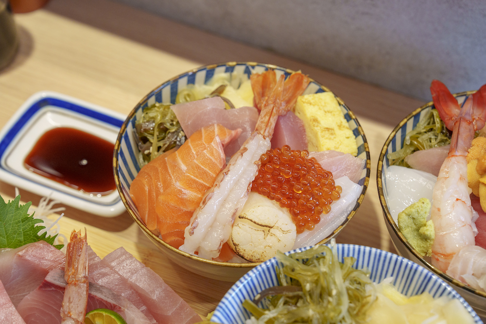 台北美食　旨丼生魚片丼飯｜中山站巷弄排隊美食「旨丼」　秒殺生魚片丼飯「CP值高到逆天」！