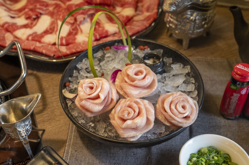 美食／高雄美食 問鼎皇上吉祥宮廷火鍋｜肉食控天堂！火鍋浮誇系霸主進駐義享天地