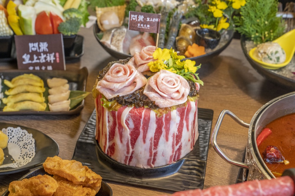 美食／高雄美食 問鼎皇上吉祥宮廷火鍋｜肉食控天堂！火鍋浮誇系霸主進駐義享天地