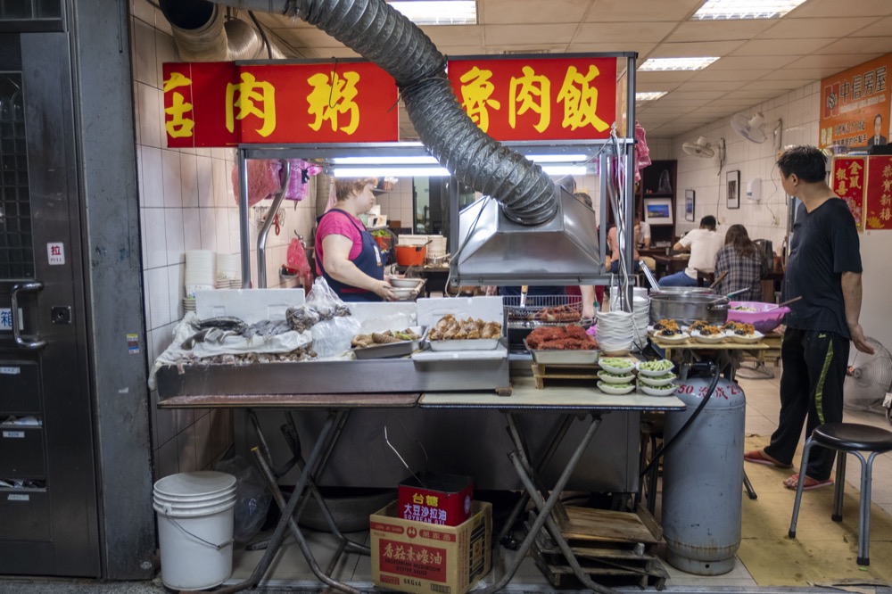 板橋香菇肉粥，環狀線板新站美食，在地超夯的人氣宵夜