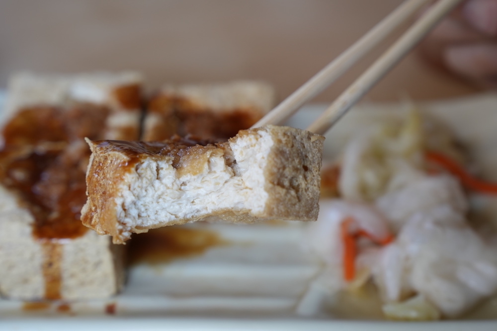 羅東在地人都愛的「脆皮臭豆腐」外酥內軟　每日限量「起酥堡臭豆腐」口感好新奇！