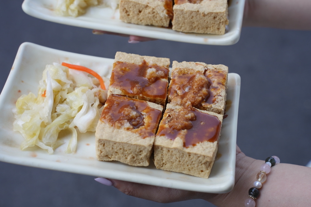 羅東在地人都愛的「脆皮臭豆腐」外酥內軟　每日限量「起酥堡臭豆腐」口感好新奇！