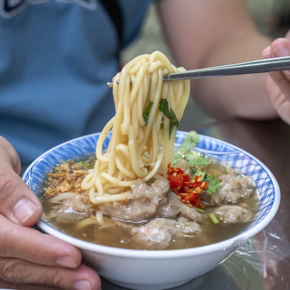  美食／宜蘭羅東美食 市場口大頭肉焿｜羅東車站旁老字號經典「肉焿湯」！