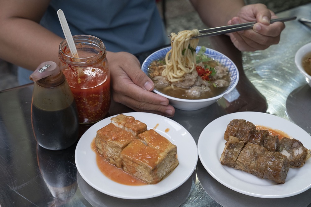  美食／宜蘭羅東美食 市場口大頭肉焿｜羅東車站旁老字號經典「肉焿湯」！