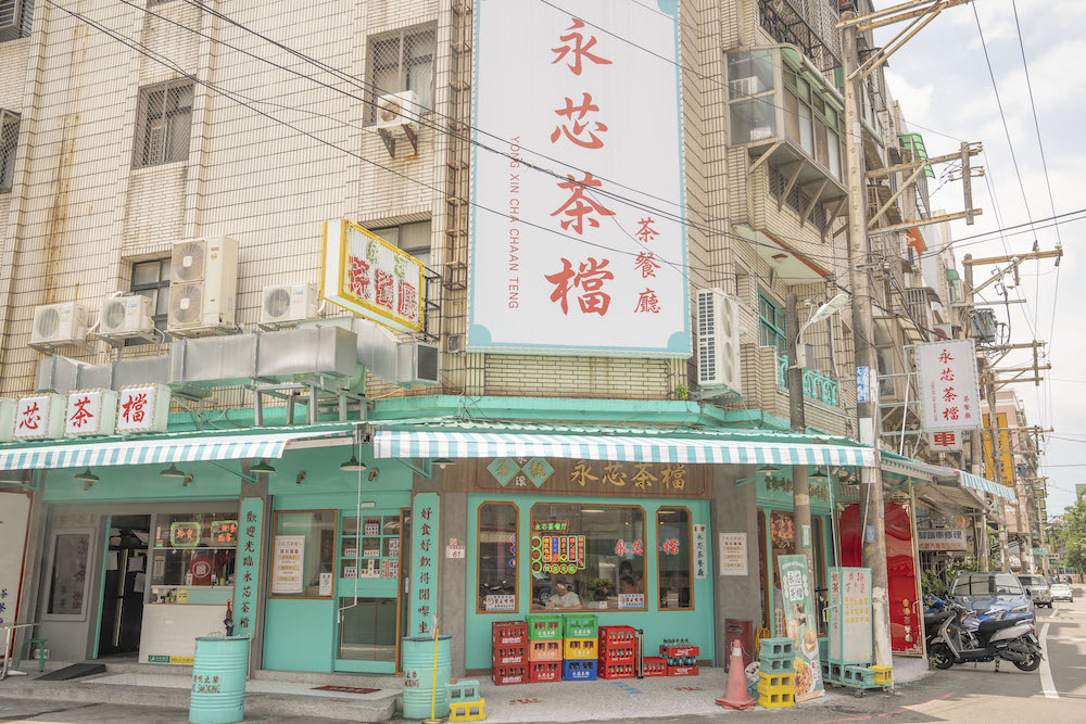 永芯茶檔 茶餐廳｜內壢港式茶餐廳　店外到店內都能看到各種香港元素