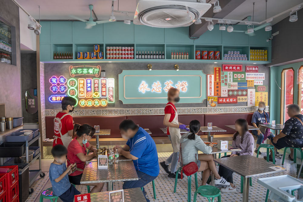永芯茶檔 茶餐廳｜內壢港式茶餐廳　店外到店內都能看到各種香港元素