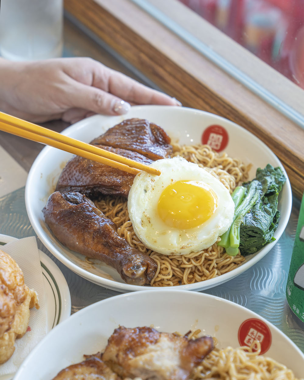 永芯茶檔 茶餐廳｜內壢港式茶餐廳　店外到店內都能看到各種香港元素