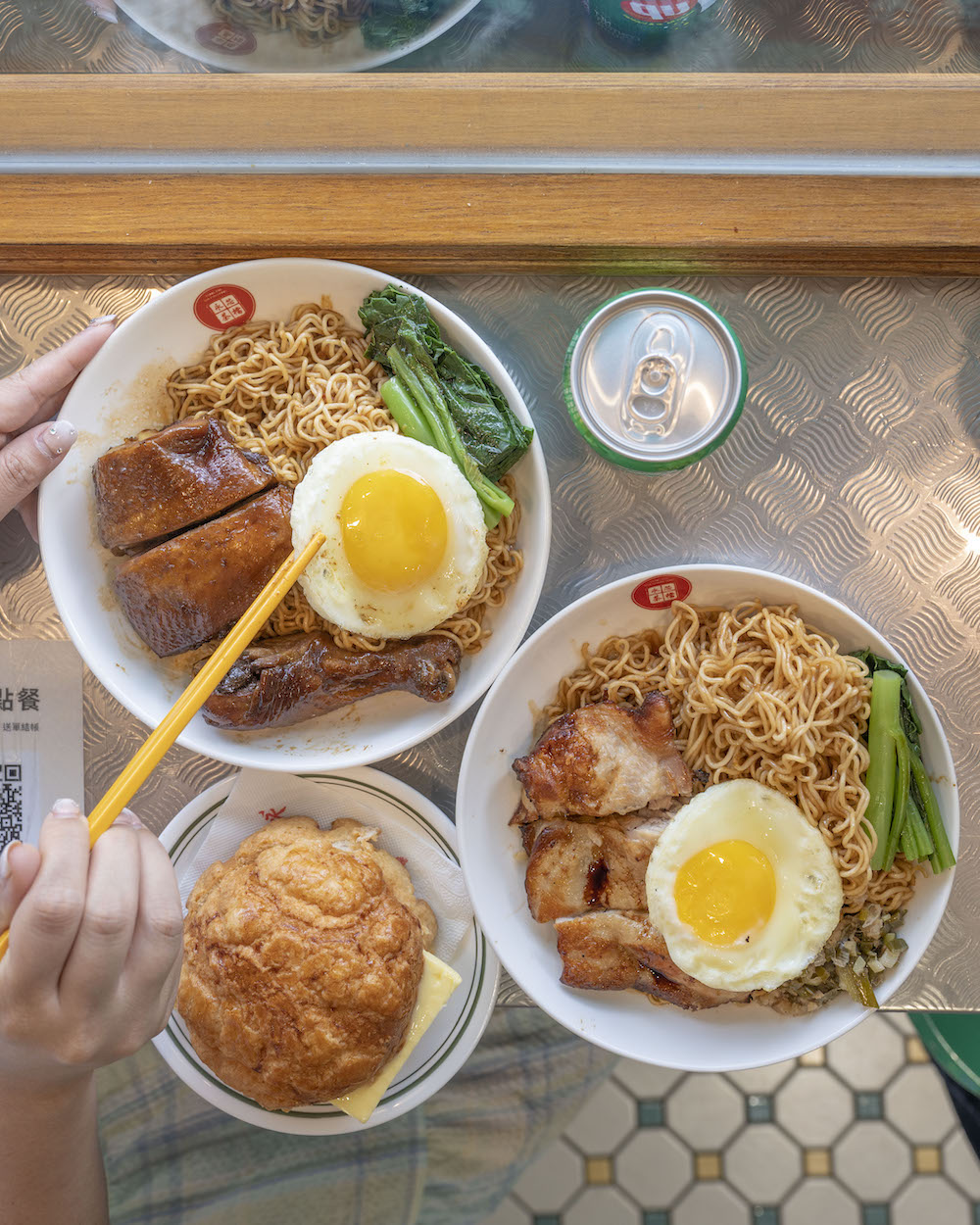 永芯茶檔 茶餐廳｜內壢港式茶餐廳　店外到店內都能看到各種香港元素