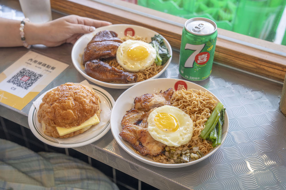 永芯茶檔 茶餐廳｜內壢港式茶餐廳　店外到店內都能看到各種香港元素