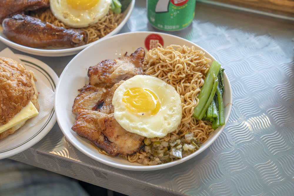 永芯茶檔 茶餐廳｜內壢港式茶餐廳　店外到店內都能看到各種香港元素