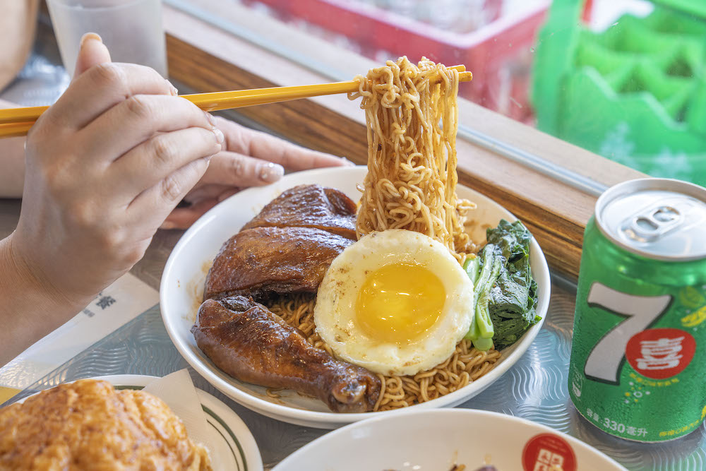 永芯茶檔 茶餐廳｜內壢港式茶餐廳　店外到店內都能看到各種香港元素