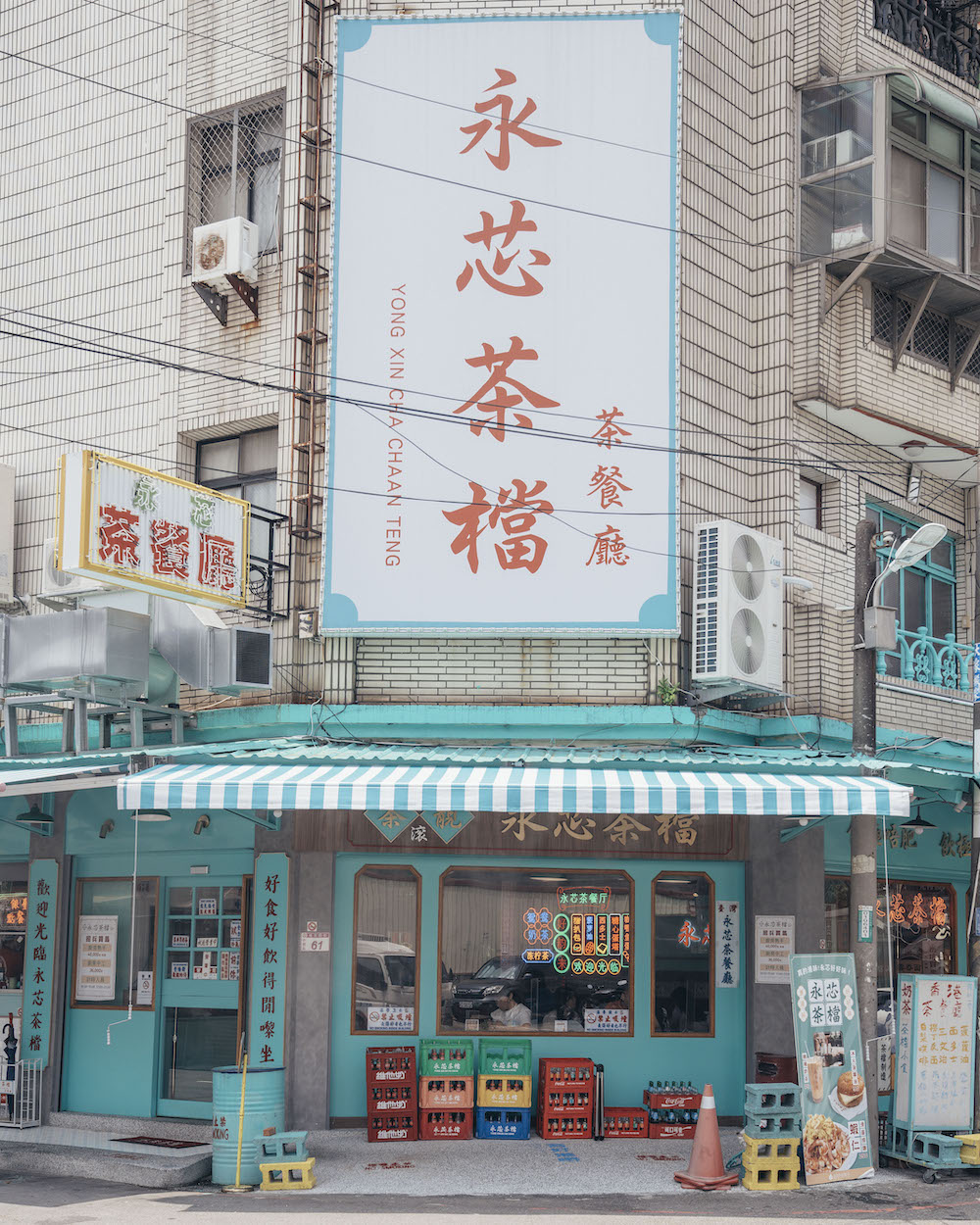 永芯茶檔 茶餐廳｜內壢港式茶餐廳　店外到店內都能看到各種香港元素