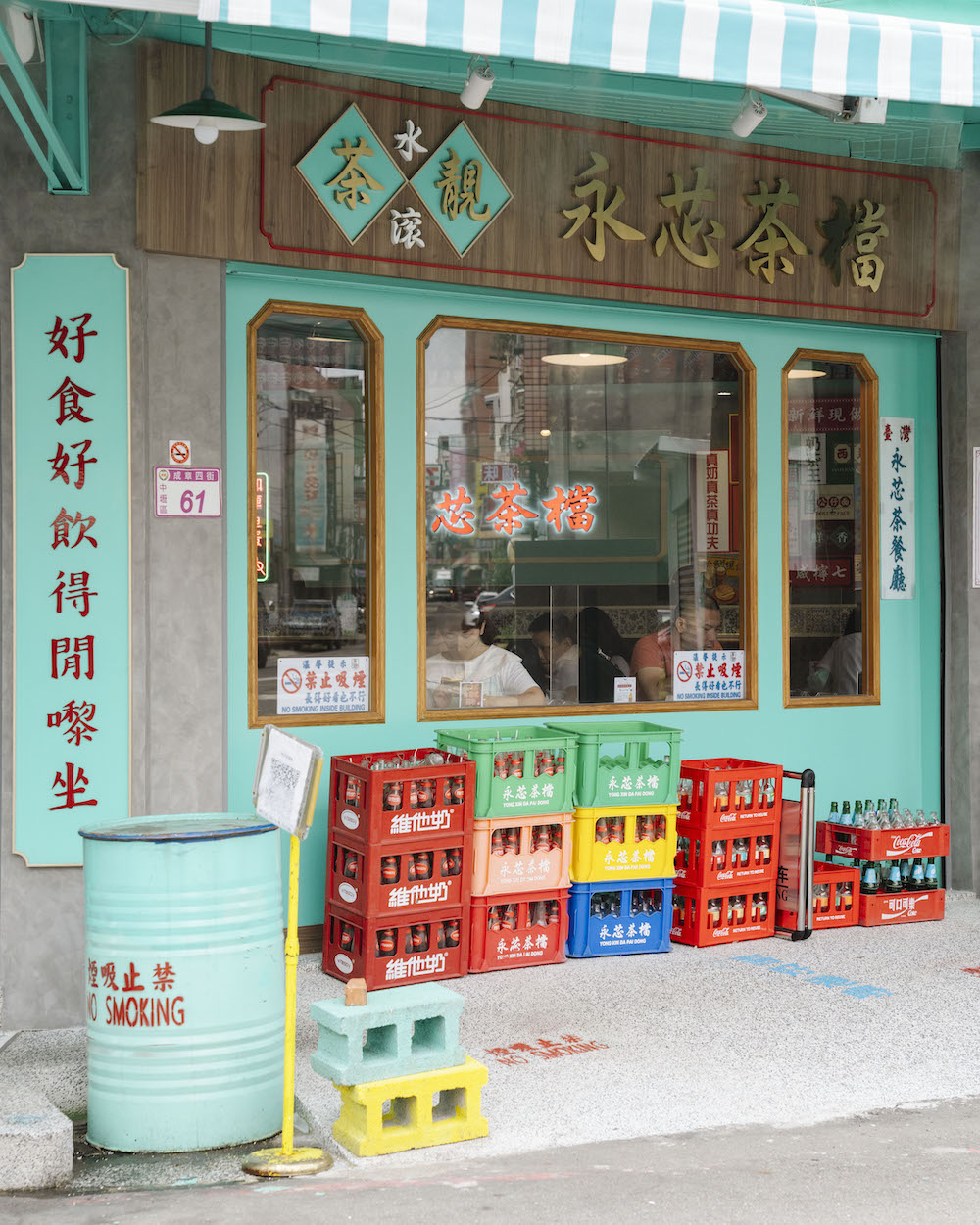 永芯茶檔 茶餐廳｜內壢港式茶餐廳　店外到店內都能看到各種香港元素