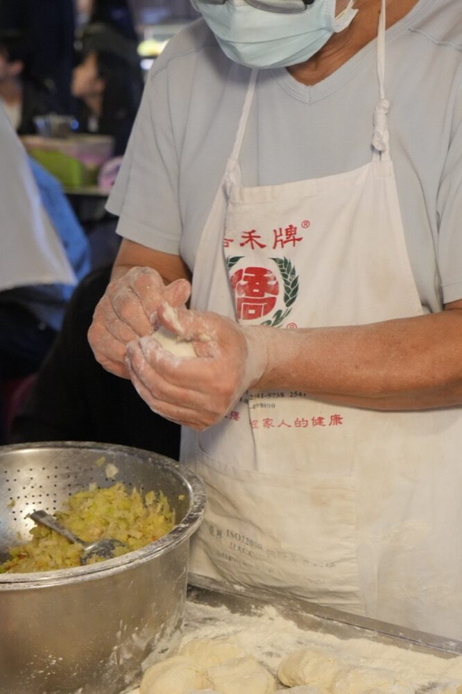 饒河夜市美食　一出爐馬上就會被秒殺的生煎包