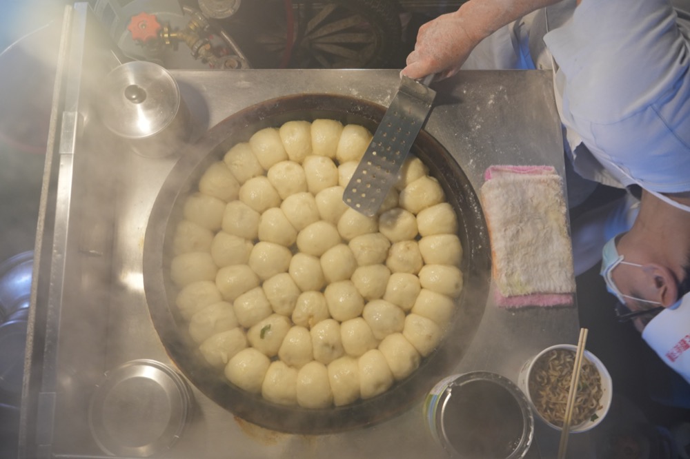 饒河夜市美食　一出爐馬上就會被秒殺的生煎包