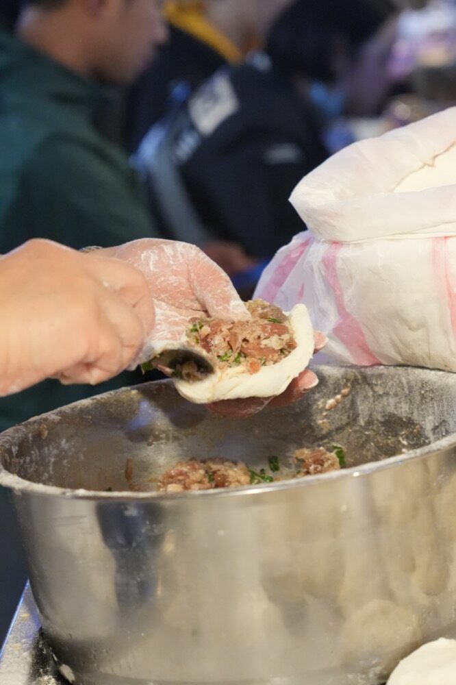 饒河夜市美食　一出爐馬上就會被秒殺的生煎包